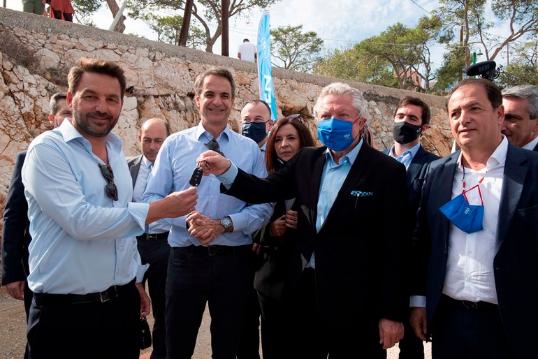 Από αριστερά προς τα δεξιά:Ο Δήμαρχος Χάλκης, Ευάγγελος Φραγκάκης,Ο Πρωθυπουργός  Κυριάκος Μητσοτάκης, Ο Πρόεδρος του Ομίλου Συγγελίδη, Πολυχρόνης Συγγελίδης και ο  Chief Operating Officer Citroën & DS Automobiles, Δημήτρης Καββούρης