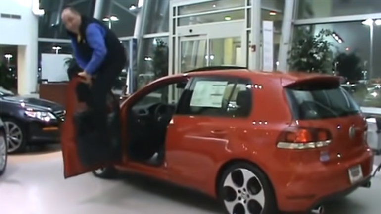 Υπάλληλος χοροπηδάει σε πόρτα Golf για να δείξει την ποιότητα! (Video)