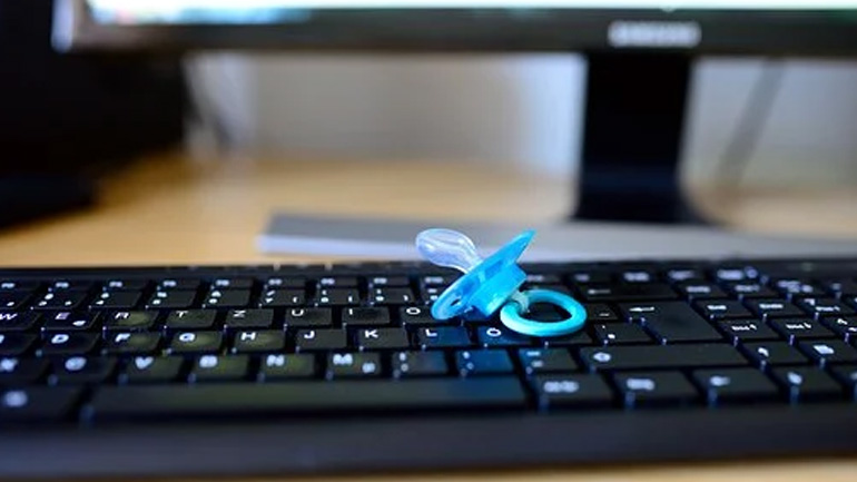 Διπλασιάστηκε ο χρόνος χρήσης των οθονών από εφήβους στις ΗΠΑ μέσα στην πανδημία