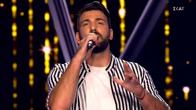 The Voice: Ο Ραφαήλ τραγούδησε «Τα Σάββατα» του Ρέμου και κέρδισε τους κριτές με την ερμηνεία του