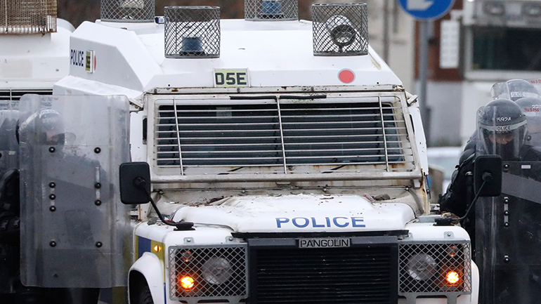 Βρετανία: Τέσσερις άνδρες άρπαξαν και πυρπόλησαν λεωφορείο στη Βόρεια Ιρλανδία