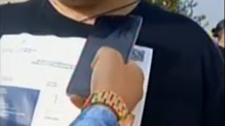 Τύπωσε το πιστοποιητικό εμβολιασμού σε… μπλούζα