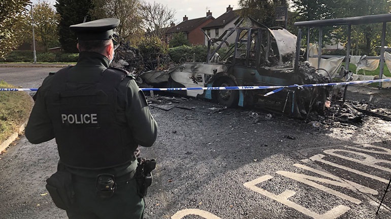 Τέσσερις άνδρες ακινητοποίησαν και πυρπόλησαν λεωφορείο στη Βόρεια Ιρλανδία Τέσσερις άνδρες ακινητοποίησαν και πυρπόλησαν λεωφορείο στη Βόρεια Ιρλανδία