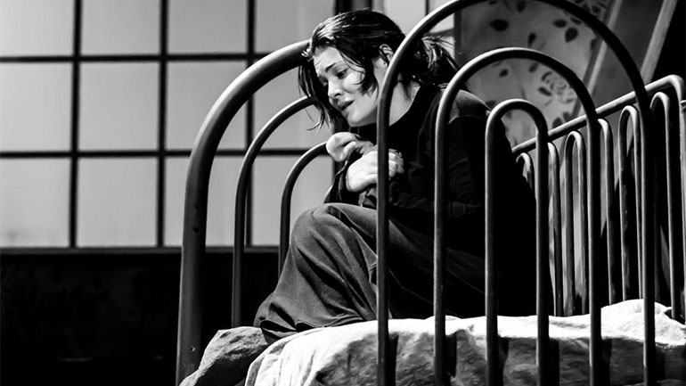 «Τζόρνταν» με τη Μαρία Κορινθίου σε σκηνοθεσία Γιάννη Αϊβάζη στο Θέατρο Αλάμπρα