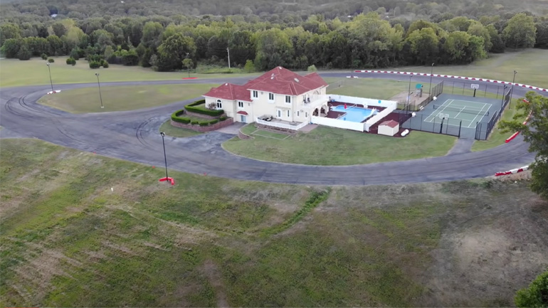 Σπίτι με δική του πίστα, νοικιάζεται μέσω Airbnb. Πόσο κοστίζει την ημέρα;