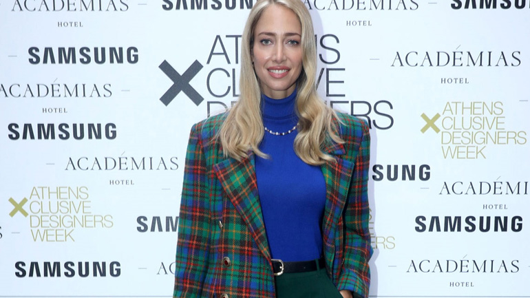 Το καρό blazer της Κατερίνας Ευαγγελινού είναι ό,τι χρειαζόμαστε για αυτή την περίοδο