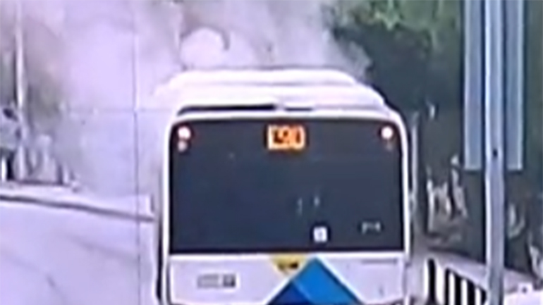 Πυρκαγιά σε λεωφορείο γεμάτο φοιτητές στην Πανεπιστημιούπολη Ζωγράφου