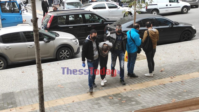 Θεσσαλονίκη: Στον ανακριτή ο 27χρονος που κατηγορείται για τη ληστεία μετά φόνου σε κατάστημα ψιλικών