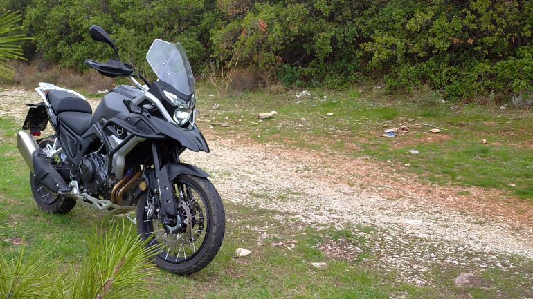 Μεγάλο ρεζερβουάρ 20 λίτρων και λεπτή σιλουέτα στο μεσαίο κομμάτι της σέλας.