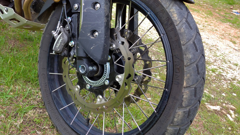 Φρένα της Nissin και αναρτήσεις της KYB ανεβάζουν το επίπεδο της μοτοσικλέτας.