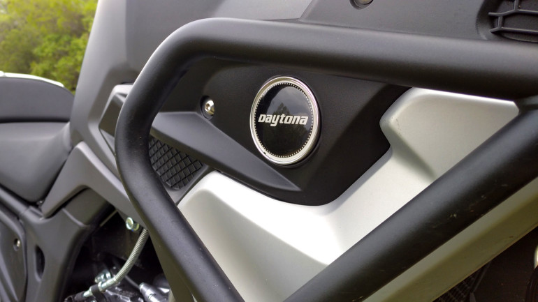 Τα προστατευτικά κάγκελα και οι χούφτες δίνουν μια "adventure" χροιά στη μοτοσικλέτα.