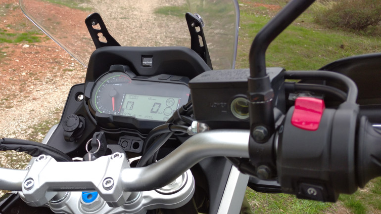 LCD οθόνη πληροφοριών με πολλές πληροφορίες και αναλογικό στροφόμετρο.