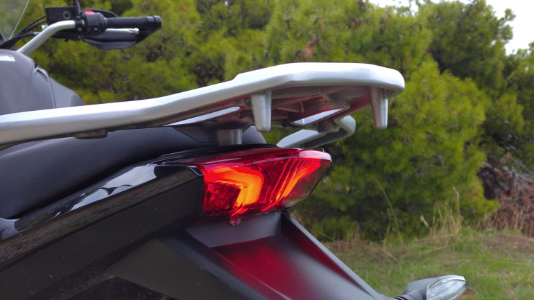 LED φωτιστικό σώμα και στο πίσω μέρος με χαρακτηριστική "υπογραφή" στον φωτισμό.