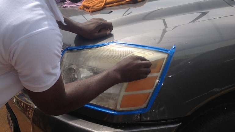 Έτσι θα ξεθαμπώσεις μόνος τα φανάρια του αυτοκινήτου σου