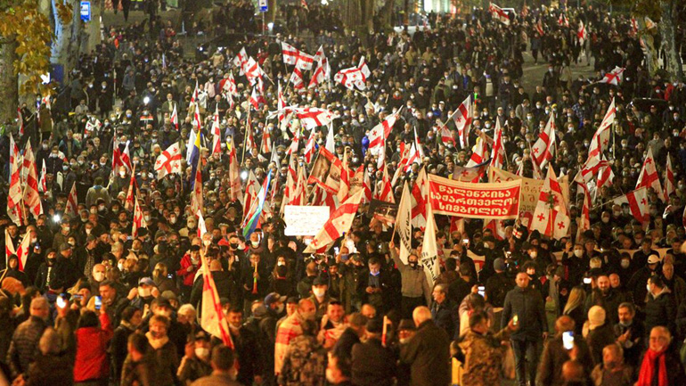 Γεωργία: Δεκάδες χιλιάδες διαδηλώνουν υπέρ του πρώην προέδρου Σαακασβίλι