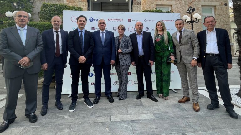 Από αριστερά οι κ.κ.: Τάκης Σκανδαλάκης, Πρόεδρος Heal Academy by HHG, Ομότιμος Καθηγητής Χειρουργικής ΕΚΠΑ, τ. Υφυπουργός Εξωτερικών, Μενέλαος Καλογερής, Ακτινοδιαγνώστης, Υπεύθυνος Aκτινολογικού Τμήματος HealthSpot, Hλίας Τσούγκος, Καρδιολόγος, Διευθυντής ΣΤ' Καρδιολογικής Κλινικής ΥΓΕΙΑ, Υπεύθυνος Καρδιολογικού Τμήματος HealthSpot Κηφισιάς και Περιστερίου, Ανδρέας Καρταπάνης, Πρόεδρος και Διευθύνων Σύμβουλος ΥΓΕΙΑ, Νέλλυ Μιχαλάκη, General Manager ΗealthSpot, Ιωάννης Φαναριώτης, Ακτινοδιαγνώστης, Επιστημονικός Συνεργάτης HealthSpot, Αναπληρωτής Διευθυντής Τμήματος Υπερήχων ΥΓΕΙΑ, Dr. Beatriz Nicaretta, Πλαστικός Χειρουργός, Τμήμα Αναγεννητικής Πλαστικής Χειρουργικής ΗealthSpot , Δρ. Άρης Στεροδήμας, Πλαστικός Χειρουργός, Επιστημονικός Υπεύθυνος Τμήματος Αναγεννητικής Πλαστικής Χειρουργικής ΗealthSpot, Αθανάσιος Μανώλης, Διευθυντής Καρδιολογικού Τμήματος HealthSpot Γλυφάδας & Metropolitan Hospital