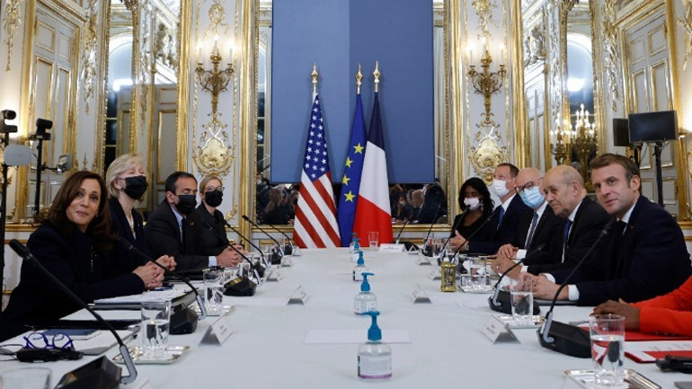 Ο Εμανουέλ Μακρόν και η Κάμαλα Χάρις κρίνουν «κρίσιμη» τη γαλλο-αμερικανική συνεργασία