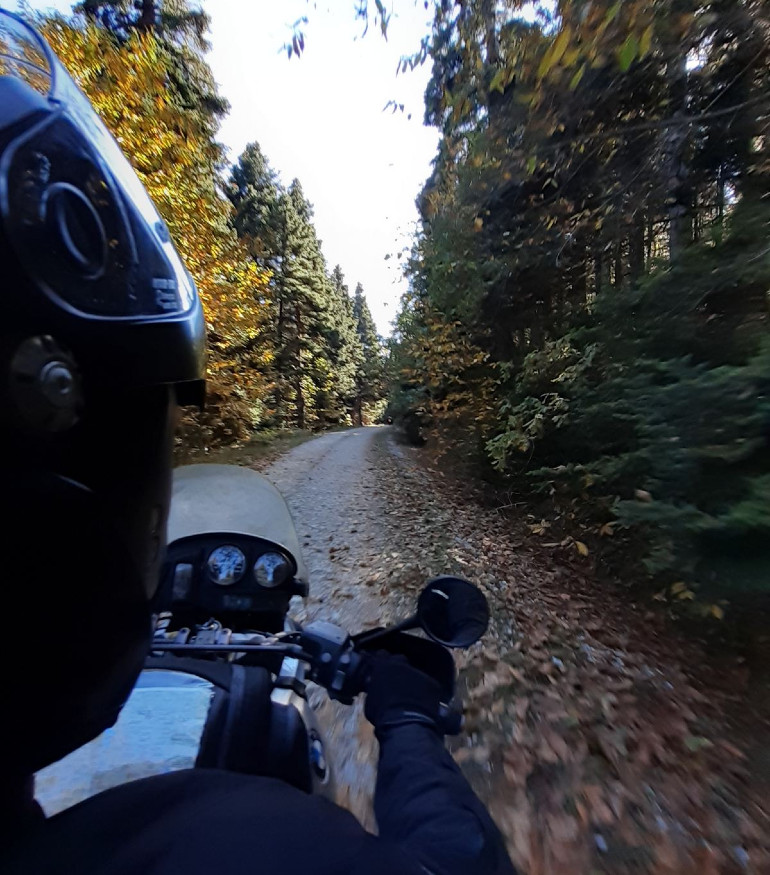 Ένα με τη φύση, εκείνος και η BMW του.