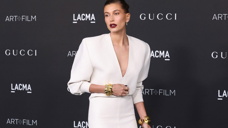 Hailey Bieber: Με sleek and sexy δημιουργία του οίκου Saint Laurent στο κόκκινο χαλί του LAMCA