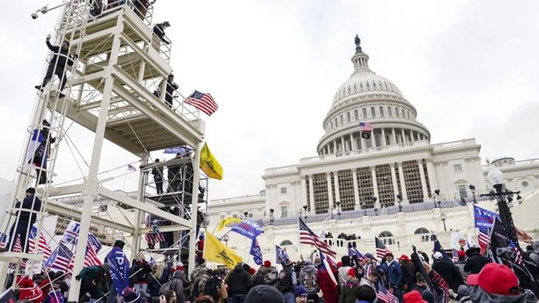 Επίθεση στο Καπιτώλιο: Νέα ομοβροντία κλητεύσεων συνεργατών του Τραμπ από την ειδική εξεταστική επιτροπή της Βουλής