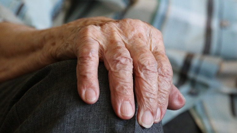 Φυλάκιση σε 80χρονη γιατί ξυλοκοπούσε τον 90χρονο σύζυγό της