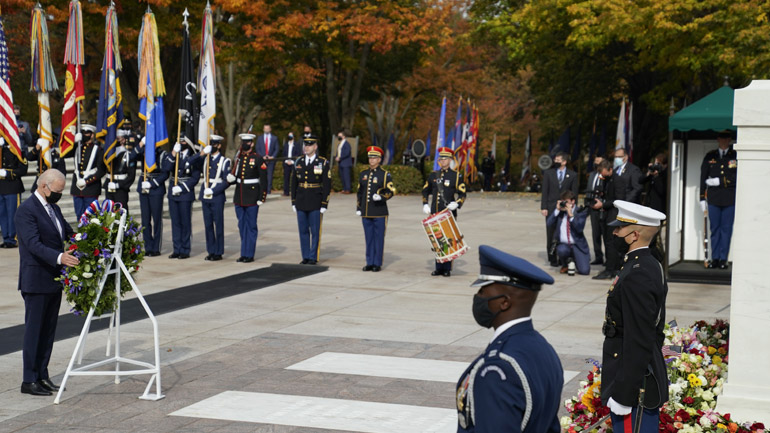 ΗΠΑ: Ο Τζο Μπάιντεν αποτίει φόρο τιμής στους βετεράνους, «πυλώνες της Αμερικής»