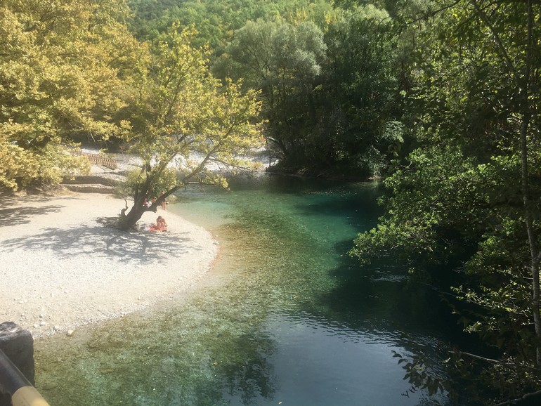 Αρκετοί ήταν οι τολμηροί που έκαναν μπάνιο στο παγωμένο ποτάμι