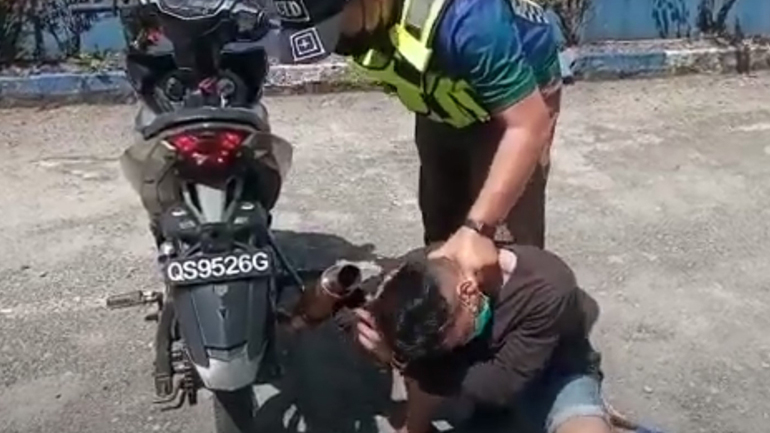 Αστυνόμος τιμωρεί μηχανόβιο με την εκκωφαντική εξάτμιση του! (Video)