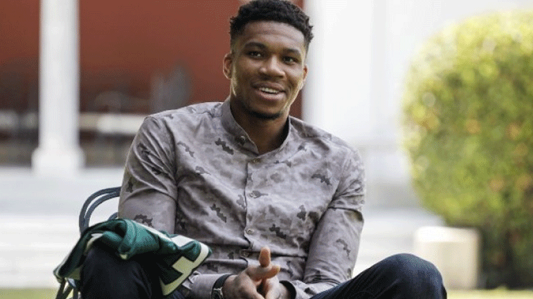 Τσιτσιπάς: «Ο Αντετοκούνμπο πρέπει να είναι ο επόμενος Τζέιμς Μποντ»