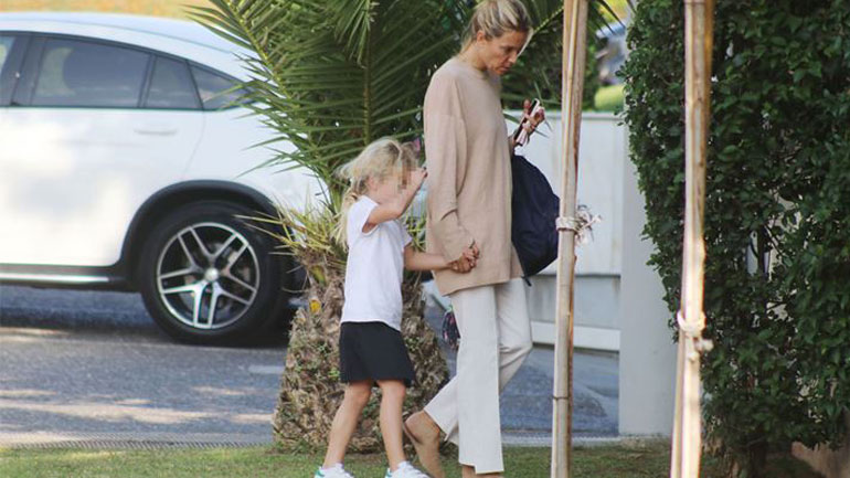 Βίκυ Καγιά: Βόλτα στη Γλυφάδα με το ultimate φθινοπωρινό look και την κόρη της Μπιάνκα