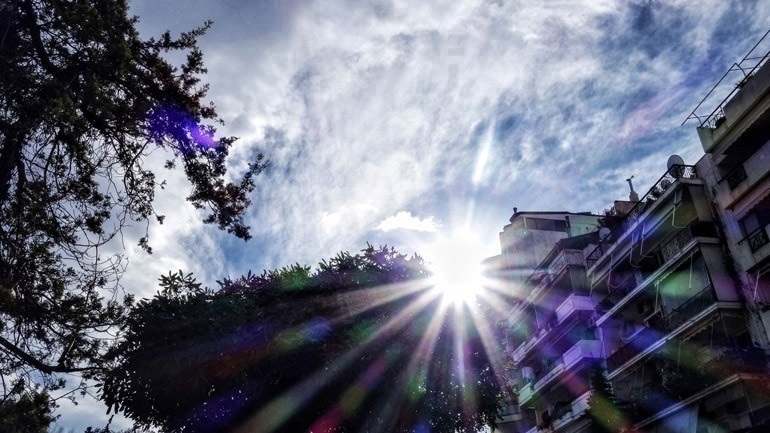 Νεφώσεις εναλλασσόμενες με ηλιοφάνεια το Σάββατο και με πιθανότητα τοπικών βροχών στα δυτικά