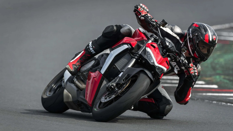 Οι αναρτήσεις είναι πλήρως ρυθμιζόμενες στην περίπτωση της naked μοτοσικλέτας.