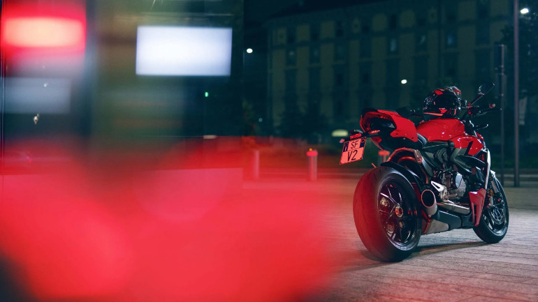 Super επιθετική εμφάνιση για μια πολύ χαρακτηριστική ιταλική μοτοσικλέτα.