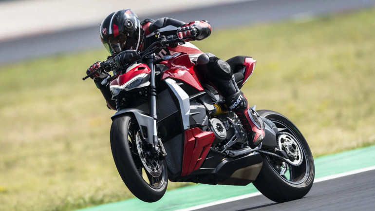 Η διασκέδαση είναι εγγυημένη με το νέο V2 της Ducati.