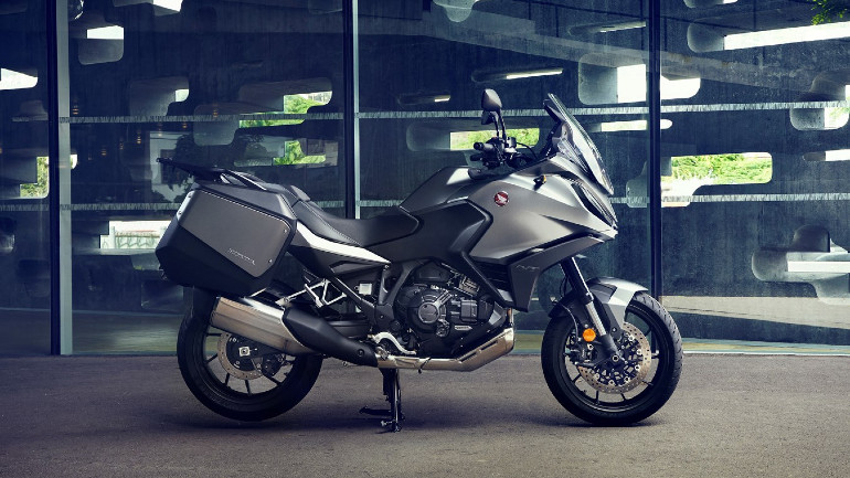 Οι πλαϊνές βαλίτσες είναι στον στάνταρ εξοπλισμό.