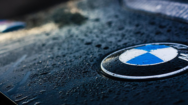 Η BMW δεν θεωρεί premium εταιρία την Tesla