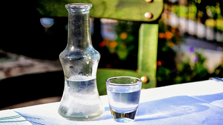 Ηράκλειο: Σέρβιρε αλκοόλ σε 15χρονο και συνελήφθη – Ο έφηβος νοσηλεύτηκε σε Κέντρο Υγείας