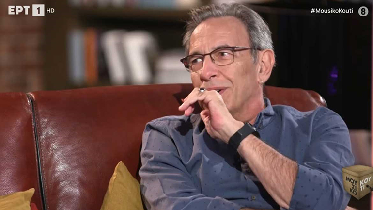 Διονύσης Τσακνής: Η ιστορία του τραγουδιού «Γυρίζω τις πλάτες μου στο μέλλον»