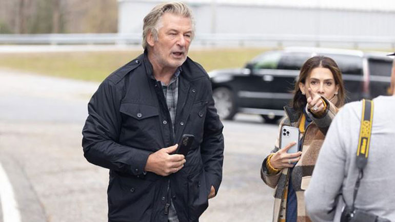 Κατατέθηκε μήνυση εναντίον του Alec Baldwin για τον πυροβολισμό της Halyna Hutchins