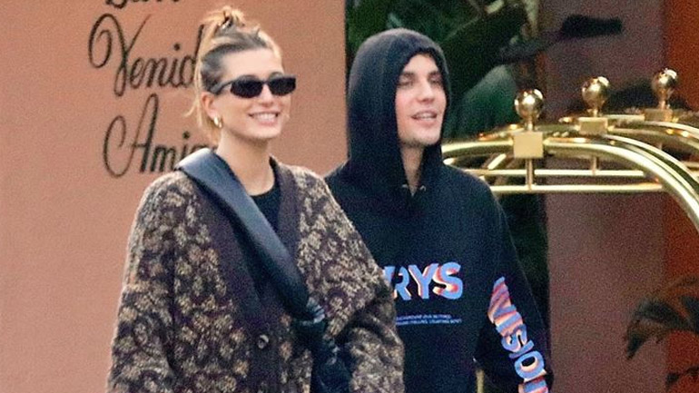 H Hailey Bieber μας δείχνει πώς να φορέσουμε τις ψηλές αθλητικές κάλτσες με sneakers