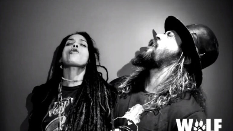 O Τζέισον Μομόα για την προστασία των λύκων