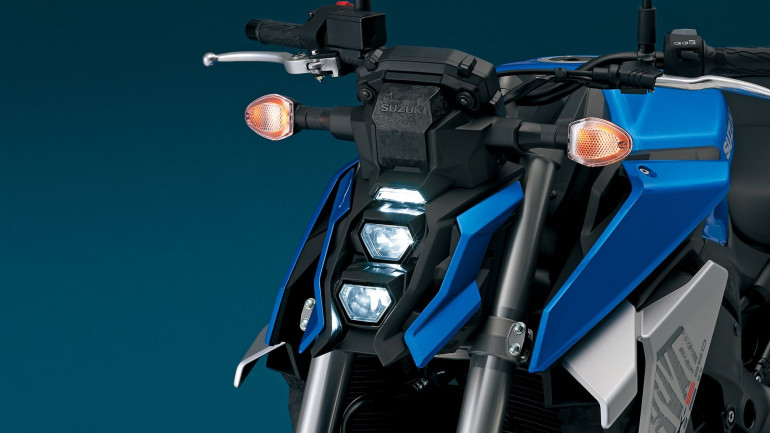 Δύο προβολείς LED με φώτα ημέρας DRL.