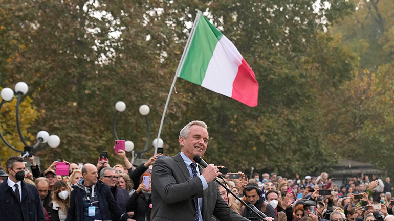 Ιταλία: Ο Ρόμπερτ Κένεντι Τζούνιορ σε συγκέντρωση κατά των εμβολιασμών στο Μιλάνο