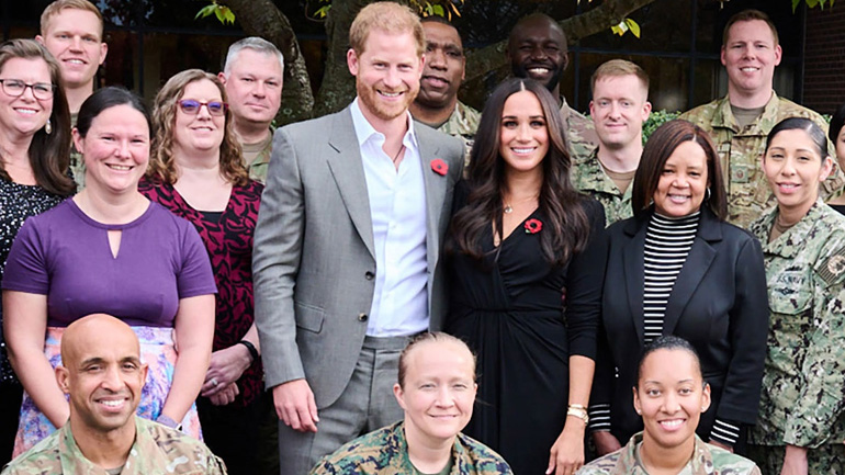 Meghan Markle: Κομψή εμφάνιση στο πλευρό του πρίγκιπα Harry με Giorgio Armani φόρεμα