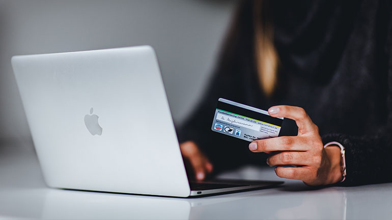 Οι περισσότεροι Έλληνες καταναλωτές σκοπεύουν να κάνουν αγορές στη φετινή Black Friday