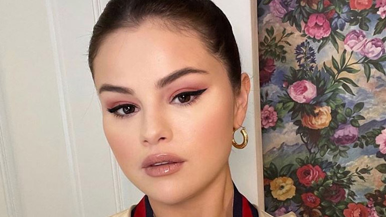H Selena Gomez αναβαθμίζει το κόκκινο μανικιούρ προσθέτοντας το πιο παρεξηγημένο nail trend