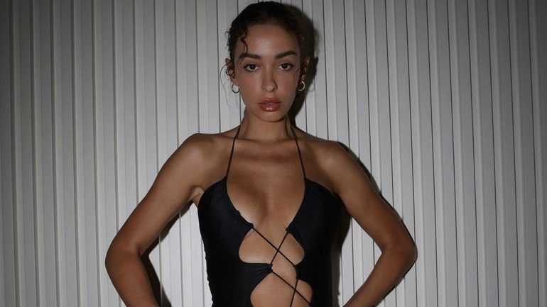 Η Eλένη Φουρέιρα με cut out μαύρο φόρεμα και την it bag ελληνίδας σχεδιάστριας