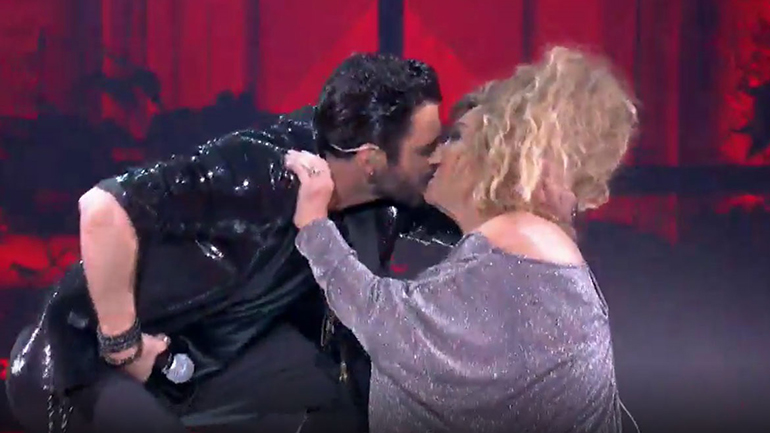 Μαρίνος Κόνσολος – Ελένη Δήμου: Το φιλί στο στόμα στη σκηνή του «J2US»