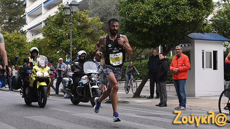 Ο πρώτος δρομέας που τερμάτισε στον Αυθεντικό Μαραθώνιο