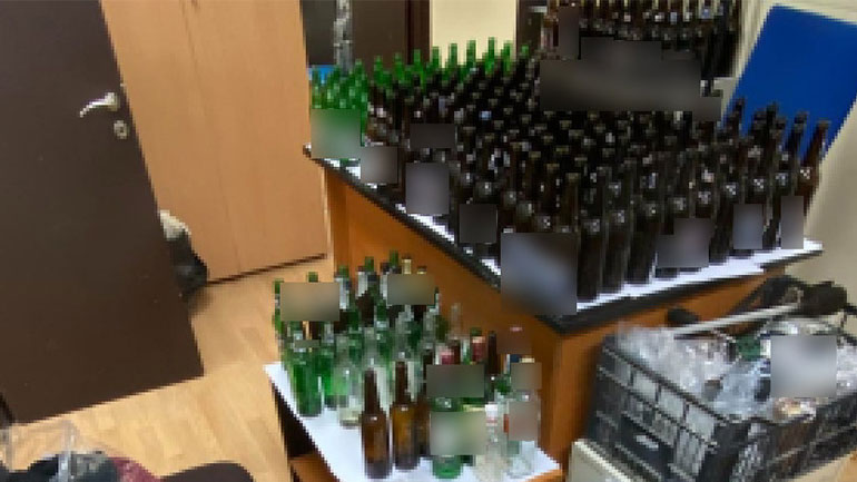 Πειραιάς: Άδεια μπουκάλια, εύφλεκτο υγρό και κάνναβη στα σπίτια των συλληφθέντων για την επίθεση στην Τροχαία